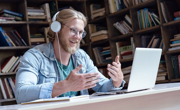 mężczyzna przed ekranem komputera