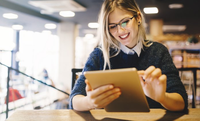 Czytająca uśmiechnięta dziewczyna