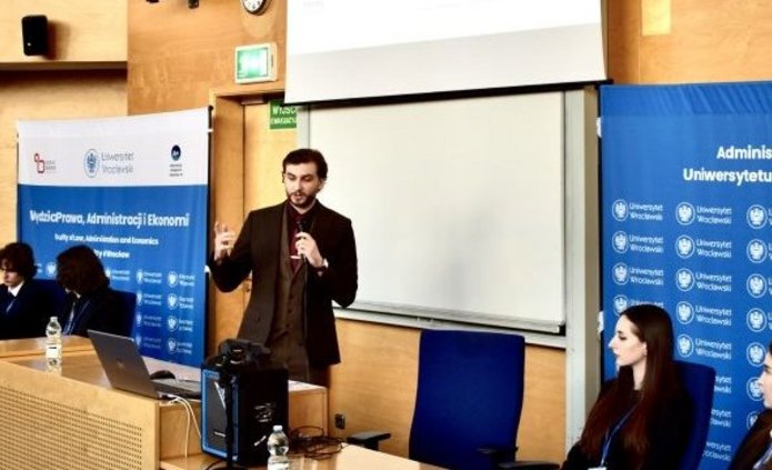 Student podczas wystąpienia na konferencji