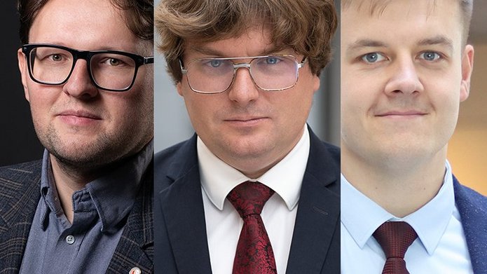 Trzech mężczyzn w garniturach.