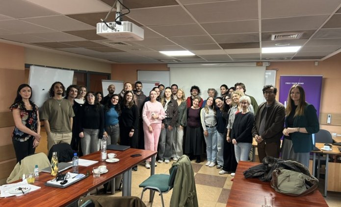 warsztaty podczas BIP, sala pełna pracujących młodych ludzi
