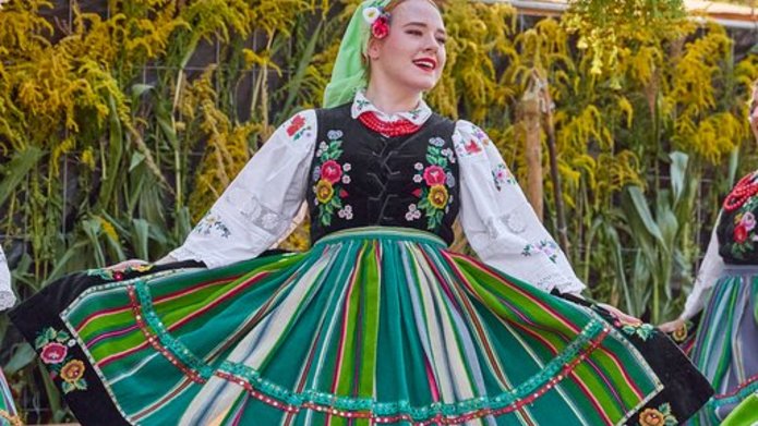 tancerka na scenie w stroju łowickim