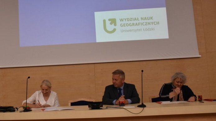 W dniu 04.06. br. do grona szkół współpracujących z Wydziałem Nauk Geograficznych dołączyły kolejne – XXIX Liceum Ogólnokształcące im. hm. J. Bytnara „Rudego” w Łodzi i Samorządowe Liceum Ogólnokształcące im. R. Traugutta w Zgierzu. W imieniu szkół listy intencyjne podpisały Panie Dyrektor: mgr Katarzyna Paliwoda i mgr Ewa Sadlak. Nasz Wydział reprezentował Pan Dziekan – prof. Marek Barwiński. 