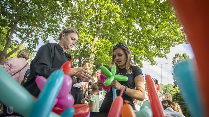 Zabawa w skręcanie ludzików z kolorowych balonów