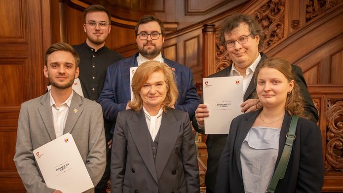 Na zdjęciu od lewej dolny rząd: Mateusz Pieczyński, Pani Rektor UŁ prof. dr hab. Elżbieta Żądzińska, Paulina Piwowar; na zdjęciu górny rząd od lewej: Michał Godlewski, Paweł Żaboklicki, Piotr Kosek