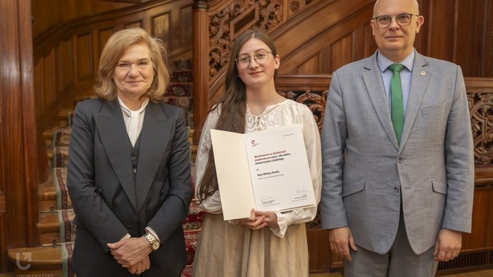 od lewej Pani Rektor Uniwersytetu Łódzkiego Elżbieta Żądzińska studentka Filii Pani Milena Posiła oraz Pan Rektor Robert Zakrzewski