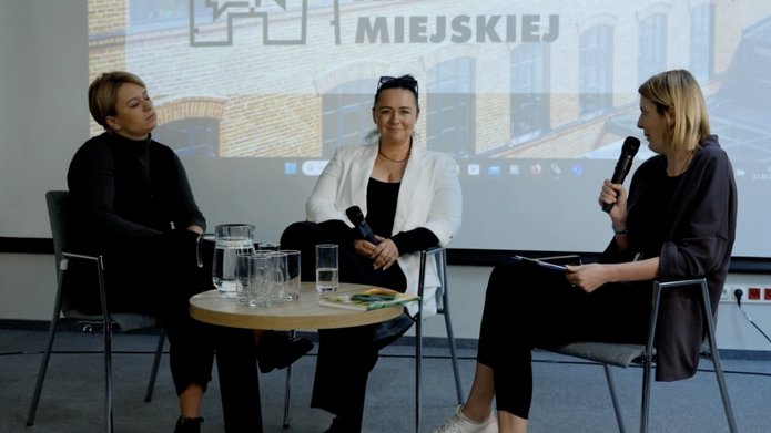 Kolejno od lewej: Dorota Maślanka, Anna Osiecka, Marta Szymczyk w rozmowie podczas konferencji 