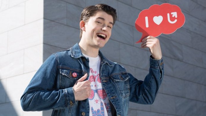 student na tle bydynku wydziału filologicznego