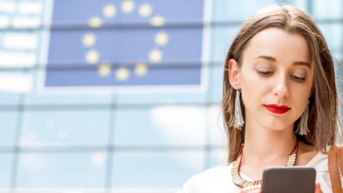 Kobieta przed Parlamentem Europejskim