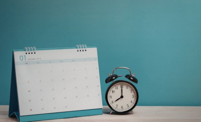 Kalendarz biurkowy i budzik