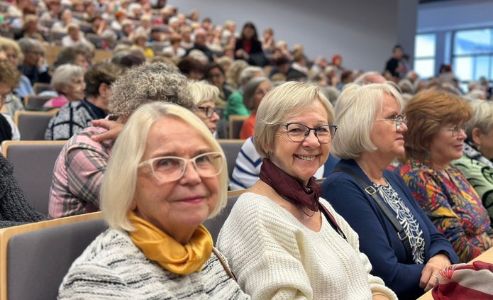 Osoby studiujące na Łódzkim Uniwersytecie Trzeciego Wieku podczas inauguracji roku akademickiego 2025/2026 