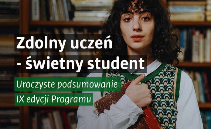Grafika promocyjna programu „Zdolny uczeń – świetny student”. Na tle regałów z książkami stoi młoda osoba z kręconymi włosami, ubrana w białą koszulę i zieloną kamizelkę we wzory, trzymająca książki przy klatce piersiowej. Po lewej stronie, na półprzezroczystych czarnych polach, umieszczono napis: „Zdolny uczeń – świetny student”. Poniżej, na zielonych paskach, znajduje się informacja: „Uroczyste podsumowanie IX edycji Programu”. W rozszerzonej wersji grafiki dodano hasło „UWOLNIJ UMYSŁ”, logo Uniwersytetu Łódzkiego w lewym dolnym rogu oraz czerwony znak graficzny w prawym górnym rogu. Całość utrzymana jest w akademickim i eleganckim charakterze.