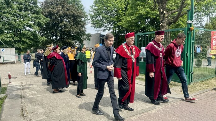 pochód juwenaliowy z udziałem władz uczelni