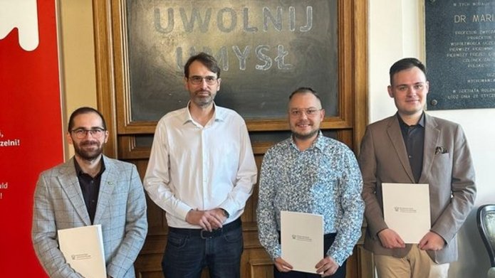 Rektor UŁ z laureatami stypendium ministra dla młodych naukowców.