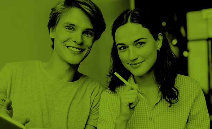 dwoje młodych ludzi - zielony filtr symbolizujący Wydział Biologii i Ochrony Środowiska