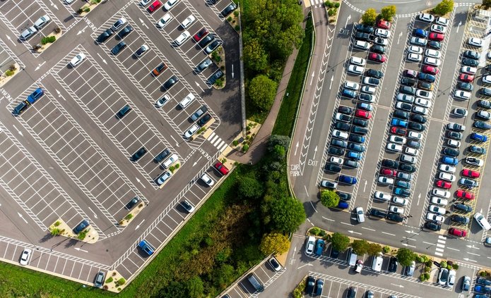 parking z wieloma autami