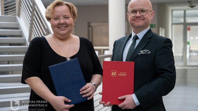 Kobieta w eleganckiej sukience i mężczyzna w garniturze.