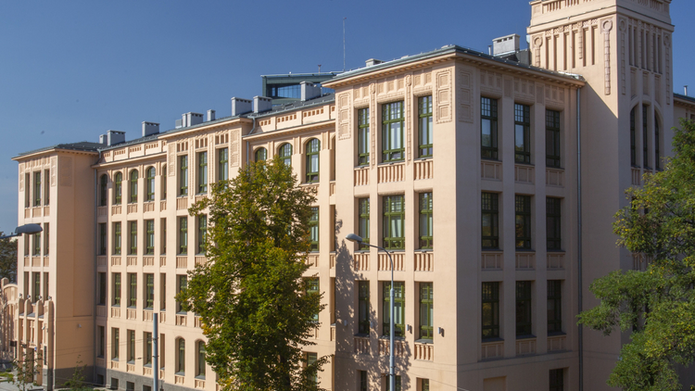 kolorowe zdjęcie przedstawiające zdjęcie budynku rektoratu Uniwersytetu Łódzkiego w słoneczny letni dzień