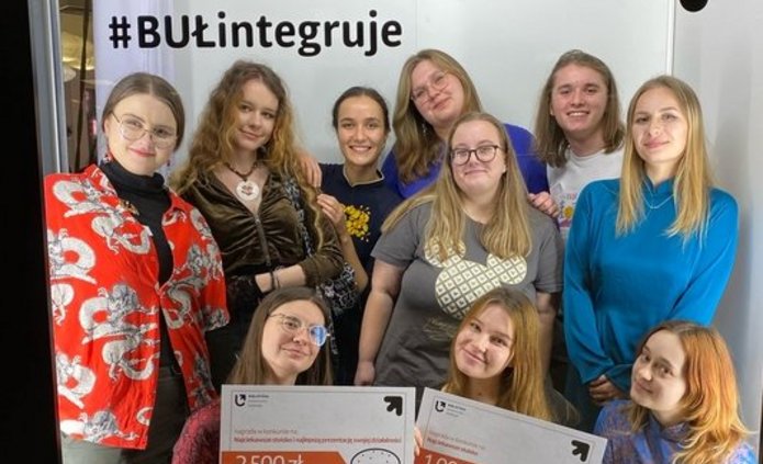 Koło Azji pozujące w ramce BUŁ integruje wraz z nagrodami.