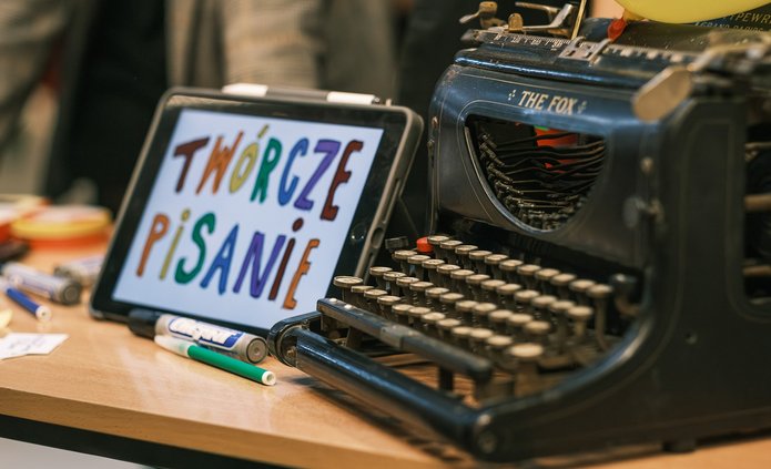 tablet z napisem twórcze pisanie obok maszyny do pisania