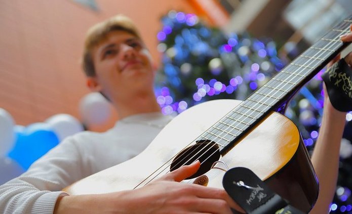 Chłopak grający na gitarze