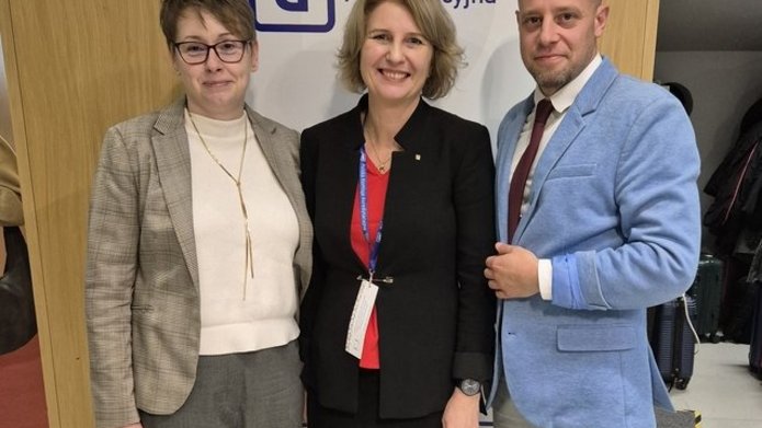 Prorektorka UŁ dr hab. Małgorzata Wrzesień, prof. uczelni, prof. dr hab. Joanna Wójcik, prorektor ds. studenckich i kształcenia Uniwersytetu im. Adama Mickiewicza w Poznaniu, przewodnicząca Uniwersyteckiej Komisji Kształcenia, oraz dr hab. Jakub Jakubowski, prof. uczelni, prorektor ds. kształcenia i spraw studenckich Uniwersytetu Jana Długosza w Częstochowie na konferencji PKA