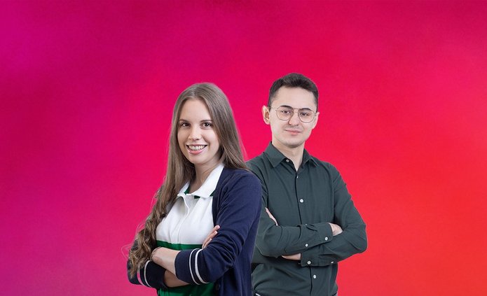 Student i studentka na malinowym tle.