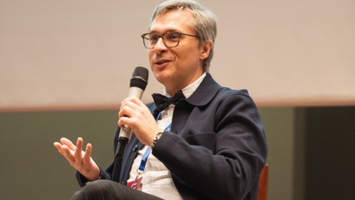 Mariusz Sokołowicz mówiący do mikrofonu