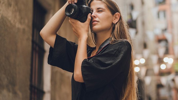 młoda kobieta fotografuje w mieście