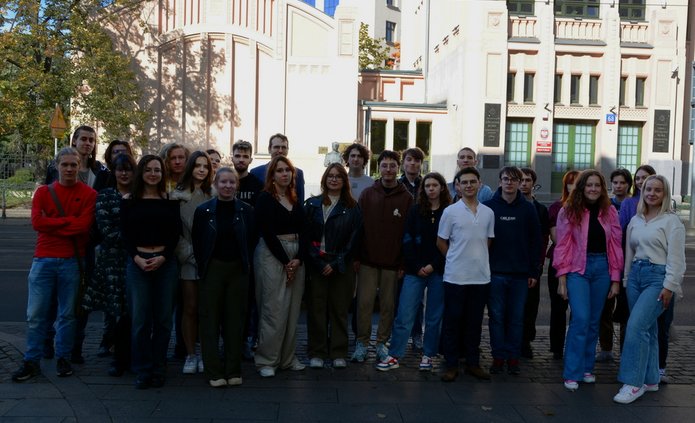 Studenci archeologii I r. studiów licencjackich w towarzystwie Jego Magnificencji Rektora UŁ, prof. dr. hab. Rafała Matery; fot. O. Ławrynowicz