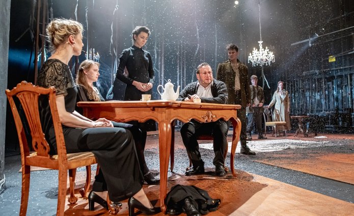 Scena ze spektaklu Biedermannowie z aktorami Teatru Powszechnego