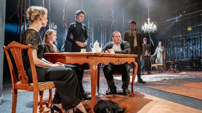 Scena ze spektaklu Biedermannowie z aktorami Teatru Powszechnego