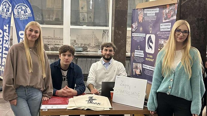 Członkowie SKN Stratolog podczas targów