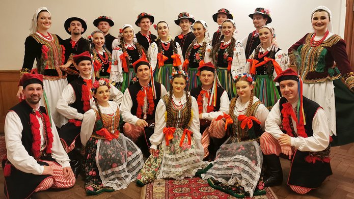 grupa ludzi w strojach ludowych