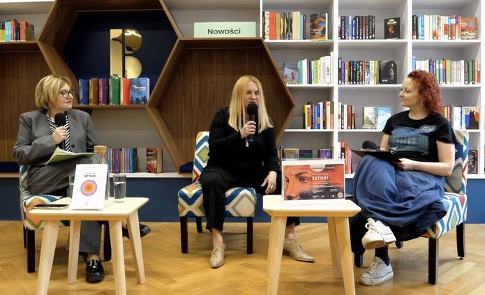 Kadr z rozmowy w Bibliotece Wolność, od lewej strony Aneta Pawłowska, Tamara Sass i Klaudia Wojciechowska
