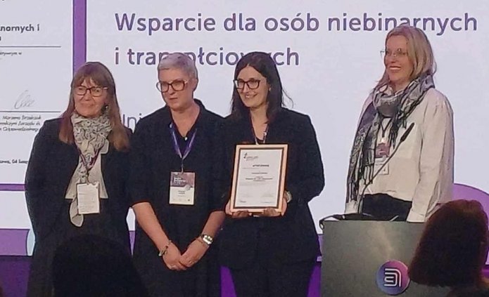 Wyróżnienie dla UniLodz odbierają: prorektorka uczelni ds. nauki dr hab. Dorota Golańska, prof. UŁ, dr Aleksandra Różalska, pełnomocniczka rektora Uniwersytetu Łódzkiego do spraw równego traktowania