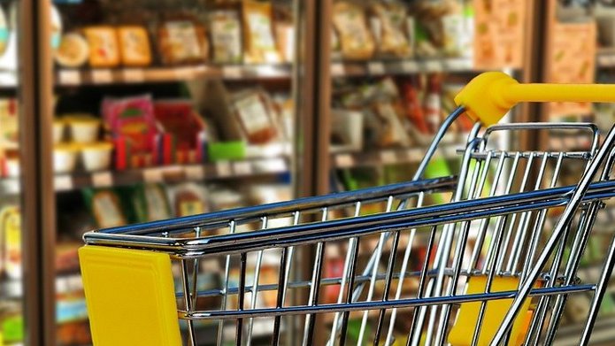Wózek sklepowy w supermarkecie, źródło Pixabay.com