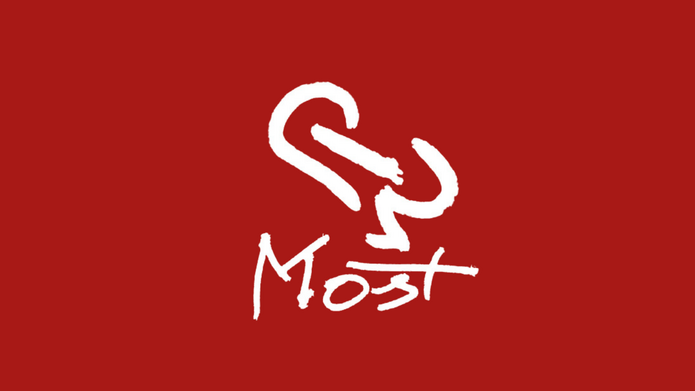 logo klubu brydża towarzyskiego UŁ na czerwonym tle