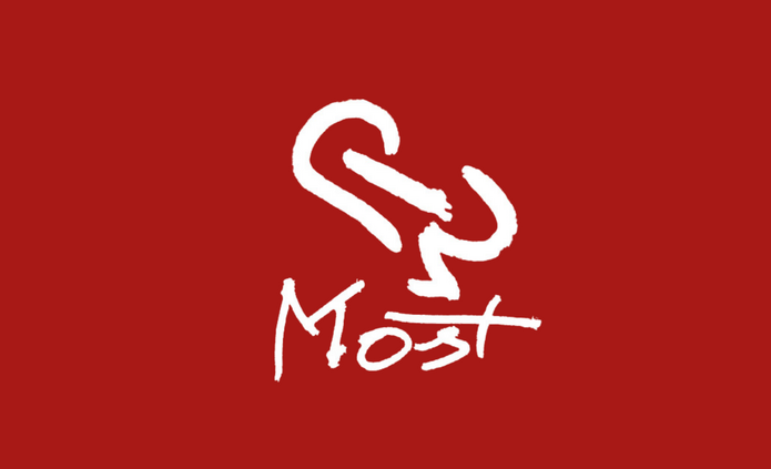 logo klubu brydża towarzyskiego UŁ na czerwonym tle