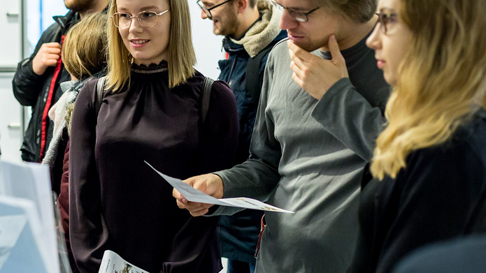 Studenci podczas targów pracy