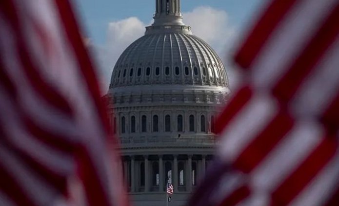 zdjęcie dekoracyjne flagi USA na tle budynku Kapitolu