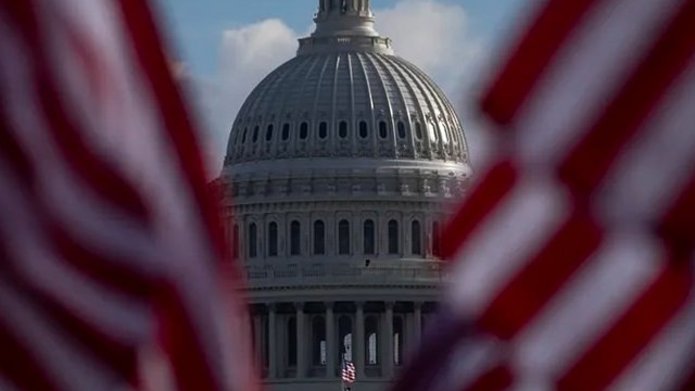 zdjęcie dekoracyjne flagi USA na tle budynku Kapitolu