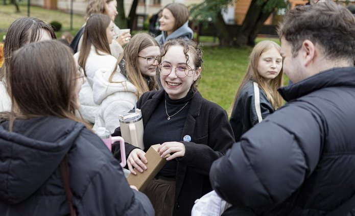 kolorowe zdjęcie przedstawiające uśmiechniętych studentów podczas pikniku na osiedlu akademickim unilodz