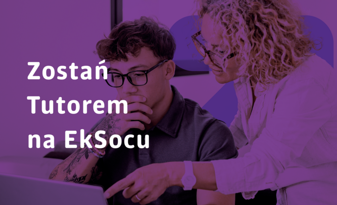 nauczycieka tłumaczy coś studentowi przy komputerze 