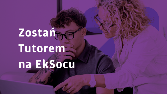 nauczycieka tłumaczy coś studentowi przy komputerze 