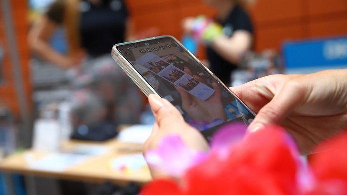 widok z góry na zdjęcie z fotobudki w telefonie