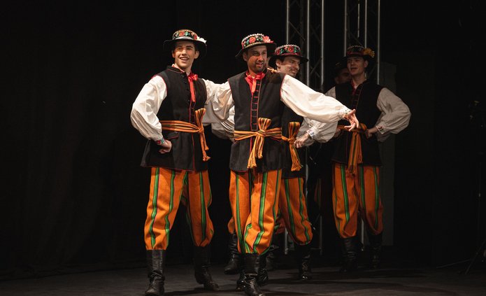 grupa tancerzy w strojach łowickich