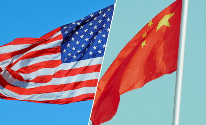 Po lewej stronie flaga Stanów Zjednoczonych, a po prawej stronie flaga Chin/The flag of the United States on the left and the flag of China on the right