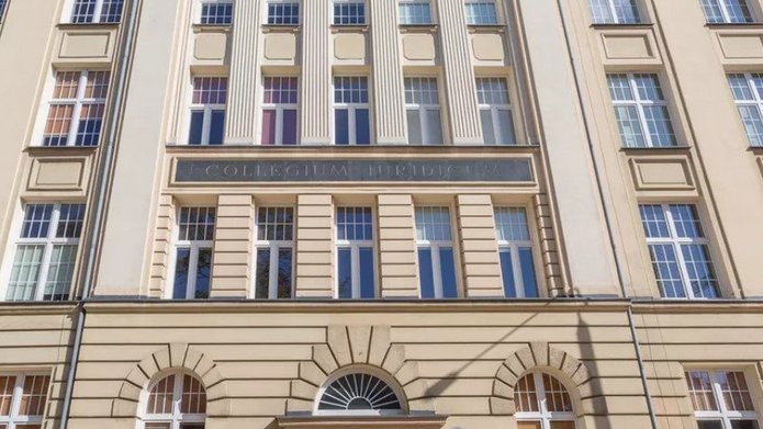 zdjęcie dekoracyjne przedstawiające wejście do budynku wsmip uł