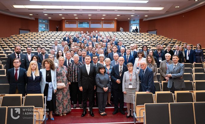 Grupa naukowców na Auli Czerwonej WPiA UŁ.